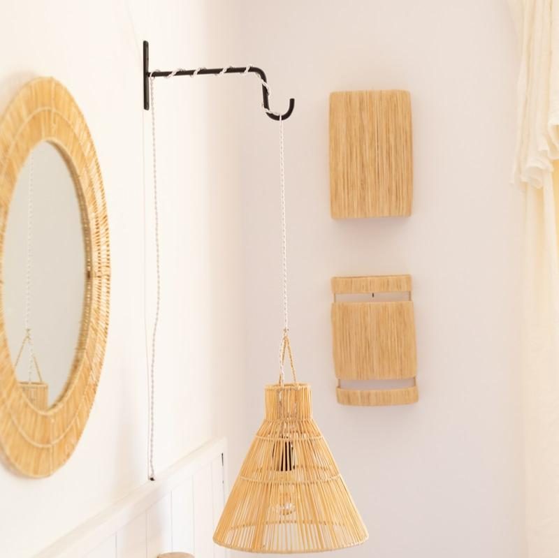 Applique murale KUR en raphia naturel dans un salon au style naturel avec miroir et suspension tressée — création Cosydar