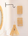 Applique murale KUR en raphia naturel dans un salon au style naturel avec miroir et suspension tressée — création Cosydar