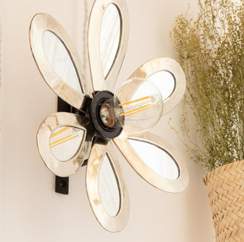 Applique murale miroir LULE design fleur 6 pétales maillechort argenté 30cm dans un intérieur naturel - création Cosydar
