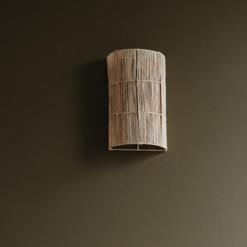 Applique murale SAIKO raphia naturel tressage vertical cylindrique vue de trois quarts - création Cosydar