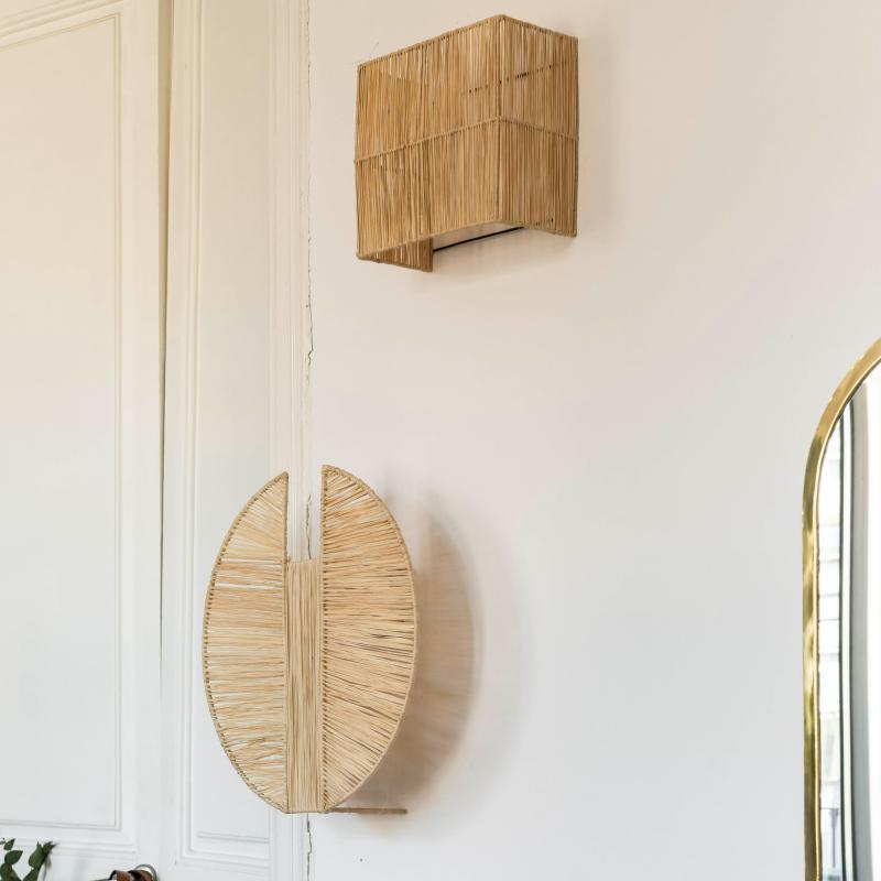 Applique murale KON raphia ajouré associée à un miroir rond dans un intérieur naturel - création Cosydar