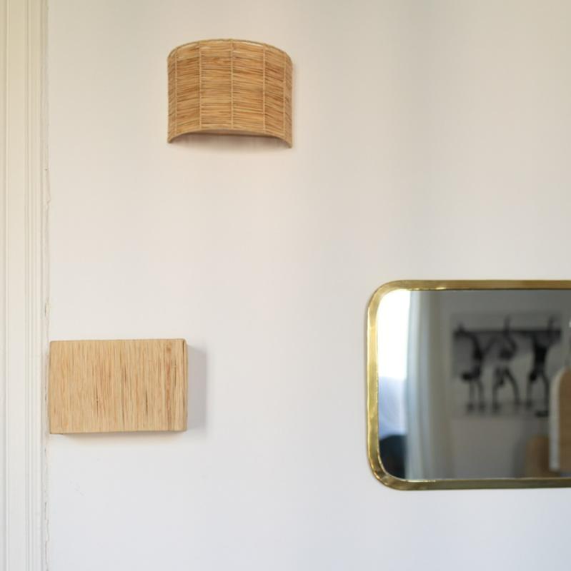 Applique murale raphia WASI - détails du tressage artisanal et ambiance d'intérieur bohème