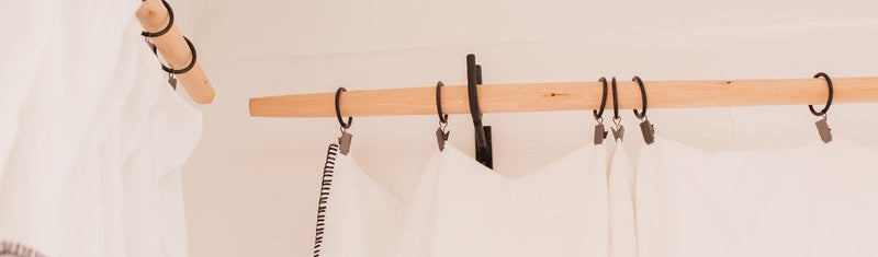 Tringle à rideaux en bois accrochée au mur avec supports, rideaux et anneaux COSYDAR