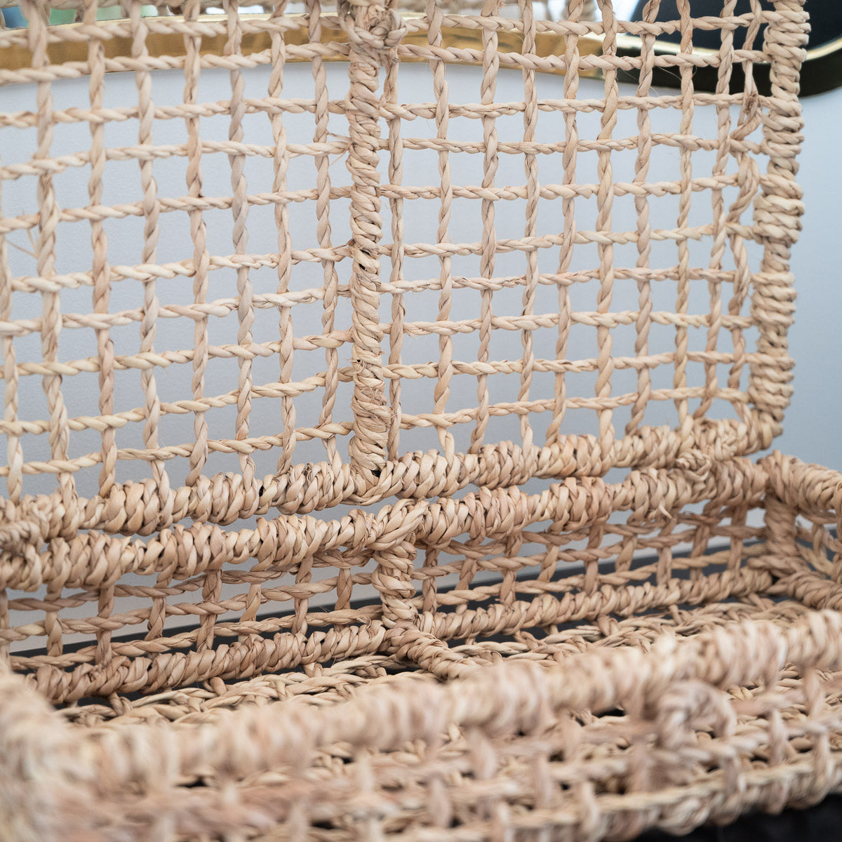 Détail du tressage graphique en corde de palmier – collection LINE