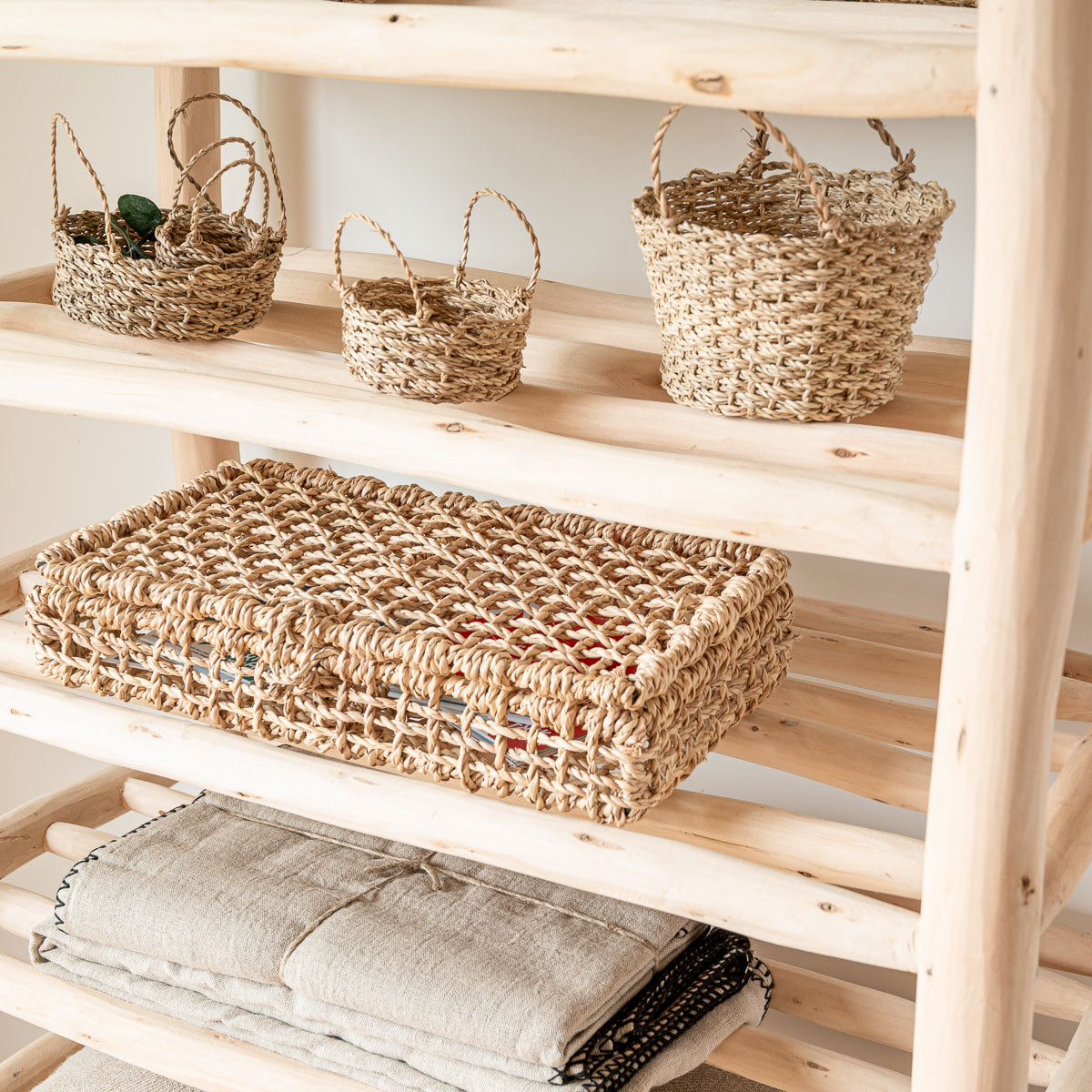 Boite de rangement tressée en corde sur une étagère bohéme COSYDAR