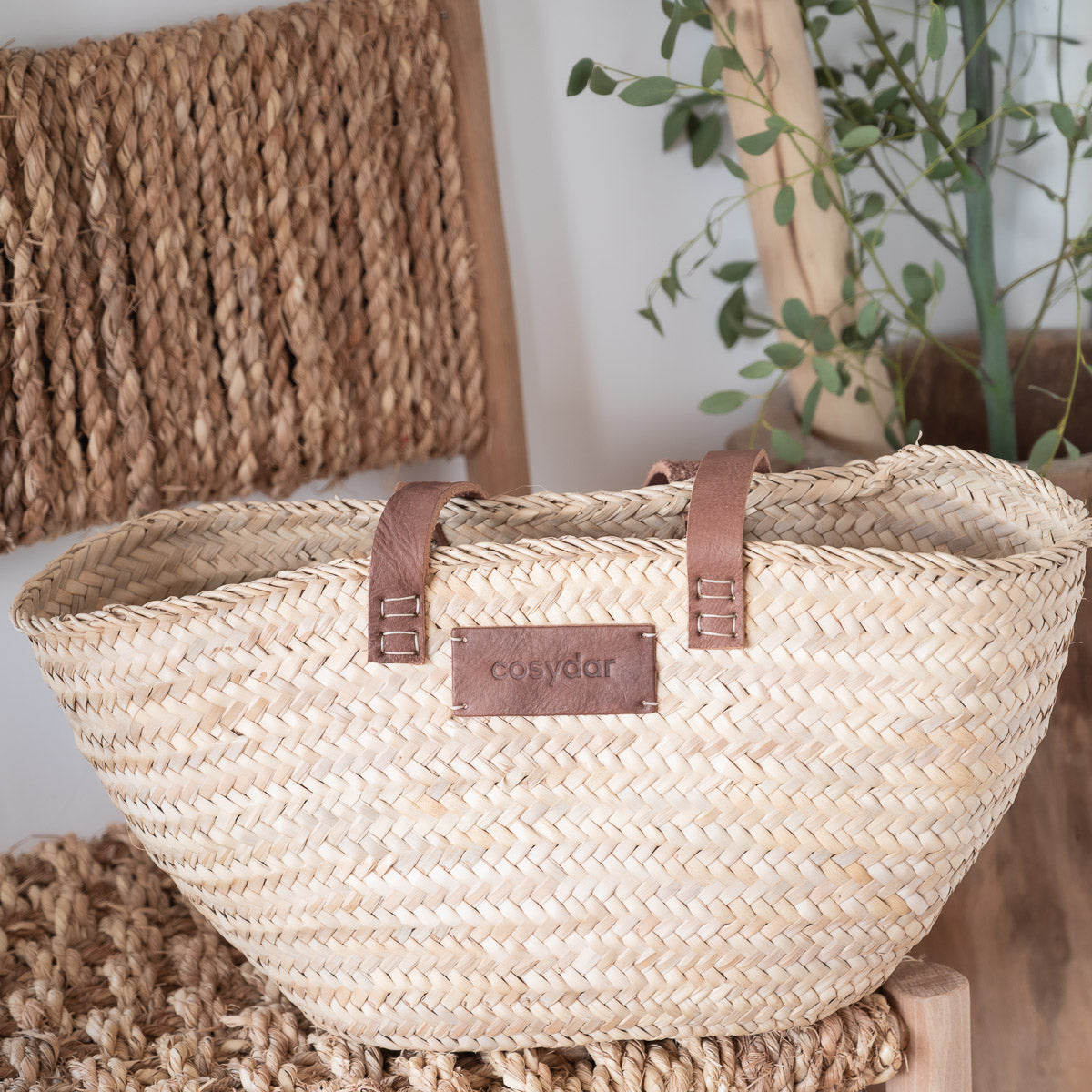 Détail du tressage en chevron de la feuille de palmier et anses en cuir