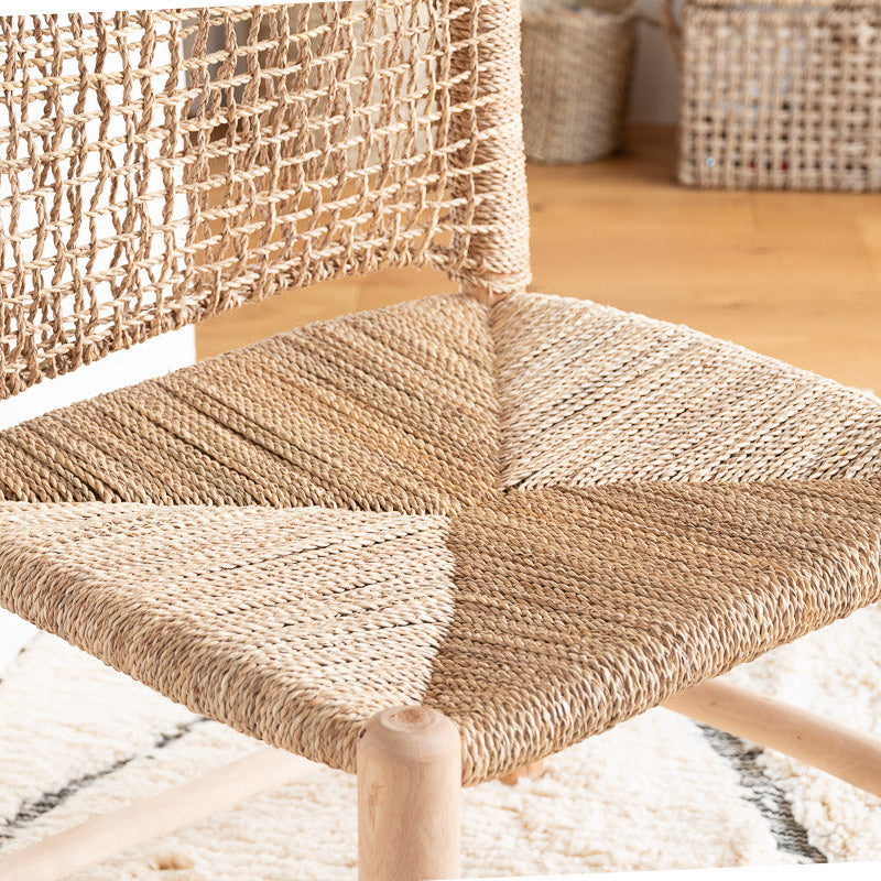 Détail assise tressée corde naturelle chaise bois artisanale texture palmier