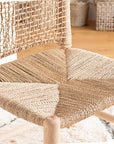 Détail assise tressée corde naturelle chaise bois artisanale texture palmier