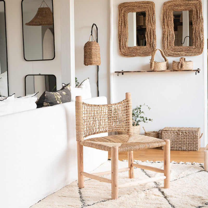 Chaise bois naturel tressée en situation dans un intérieur bohème avec déco murale