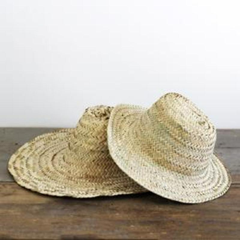 Chapeau en feuilles de palmier tressées - détail du tissage artisanal