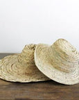 Chapeau en feuilles de palmier tressées - détail du tissage artisanal