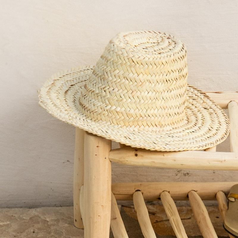 Chapeau décoratif en paille tressée - mise en scène décoration intérieure