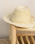 Chapeau décoratif en paille tressée - mise en scène décoration intérieure