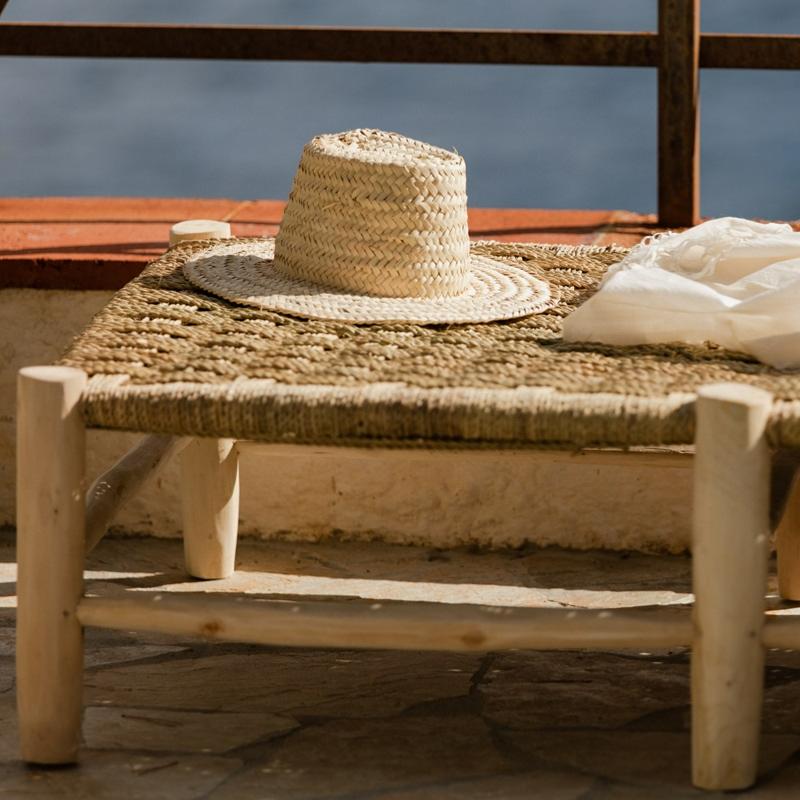 Chapeau décoratif mural en paille tressée naturelle - ambiance bord de mer