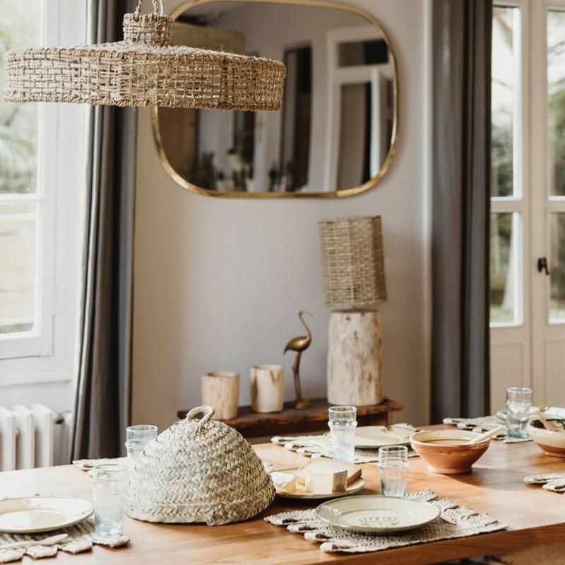 Cloche à mouches en fibre naturelle dans ambiance salon méditerranéen Cosydar