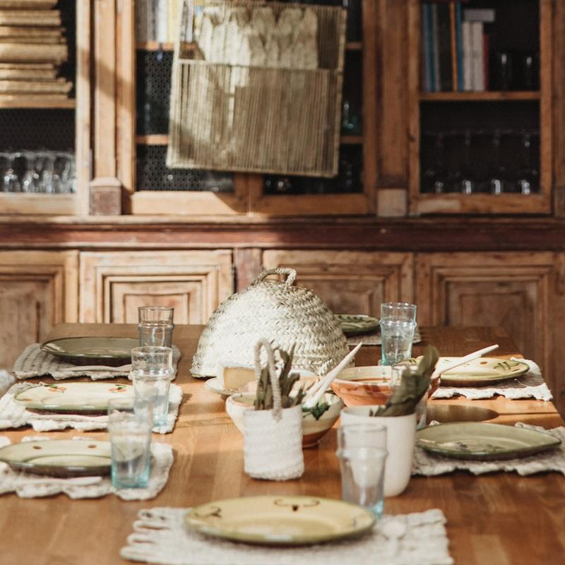 Cloches à mouches en fibre naturelle ambiance salle à manger artisanale