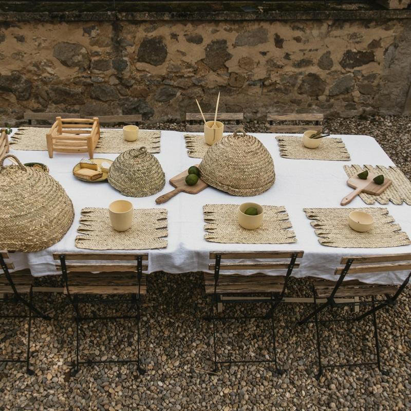 Cloche à mouches tressée sur table méditerranéenne fibre naturelle