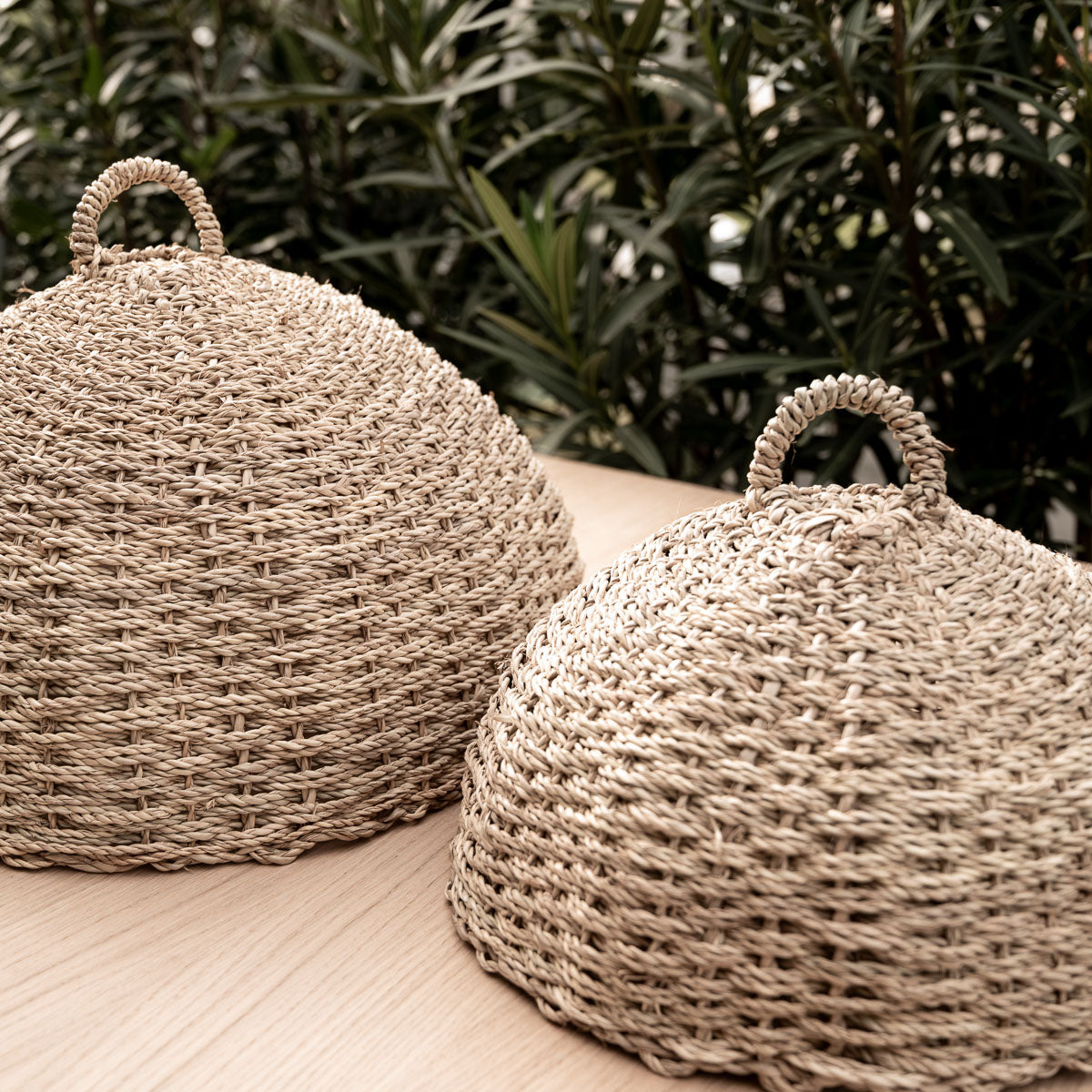 Cloches couvre-plat ZEN tressées en corde de palmier - comparaison des 2 tailles disponibles