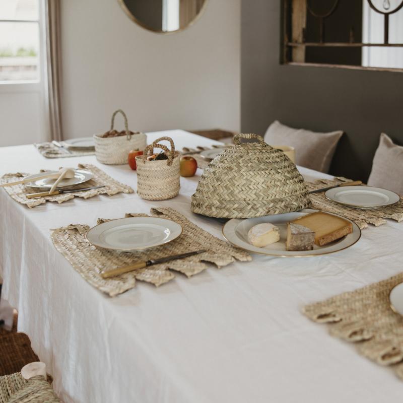 Cloche alimentaire en fibre naturelle table dressée Cosydar