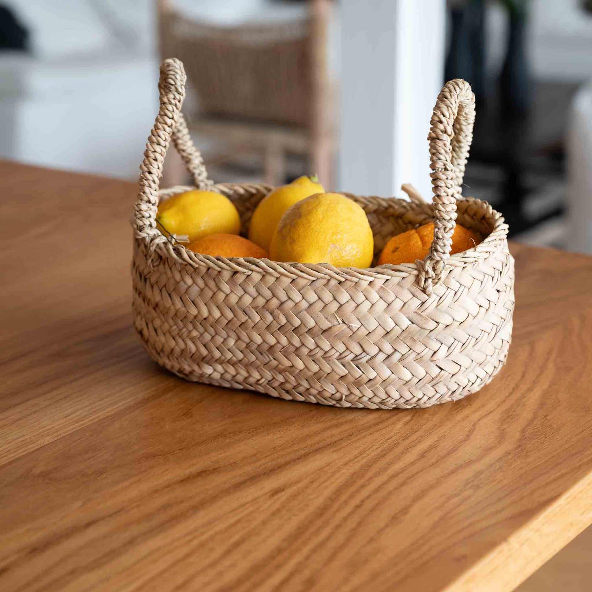 Corbeille en feuille de palmier avec anses tressées pour fruits dans une cuisine - COSYDAR