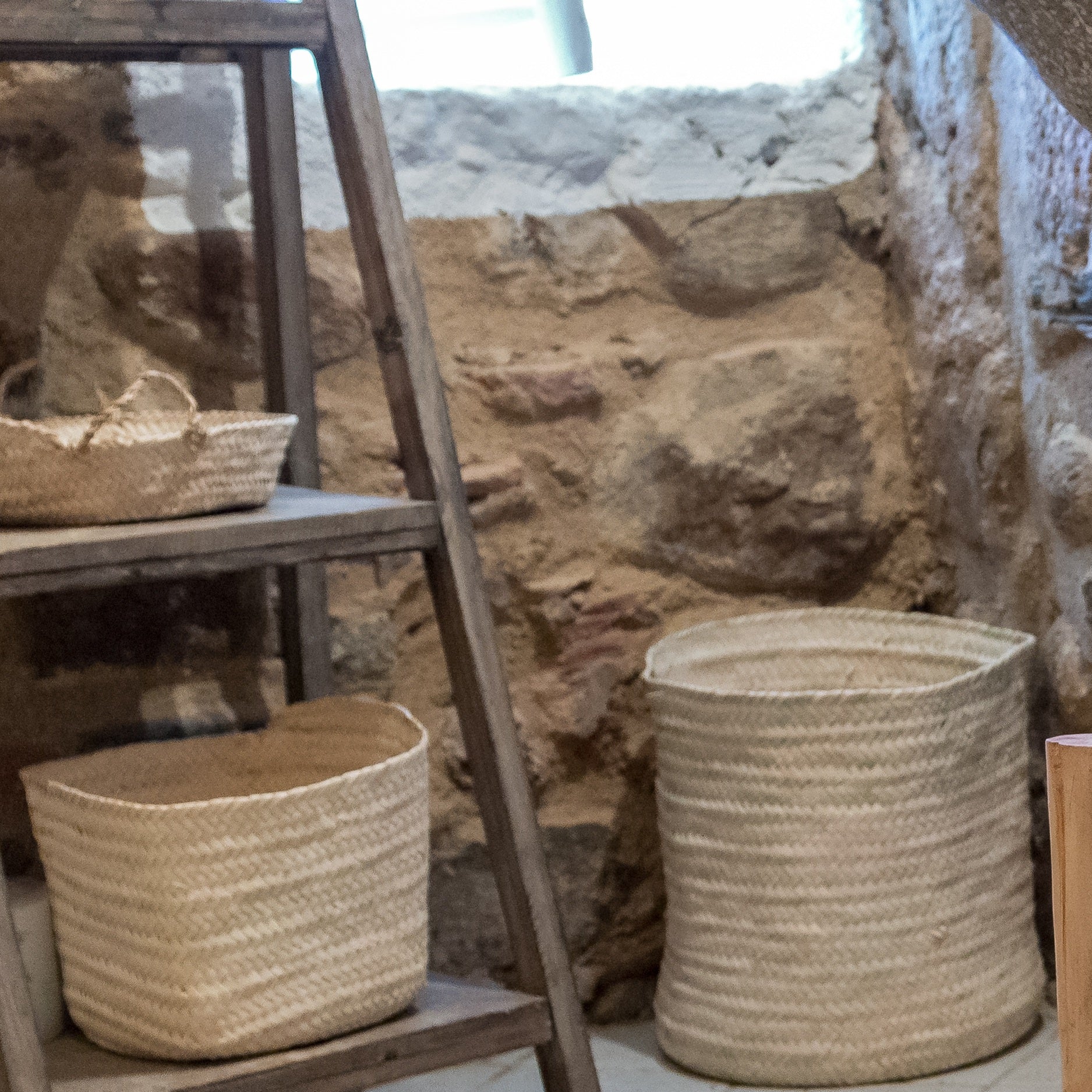 Corbielle artisanale mise en situation dans une salle de bain bohéme