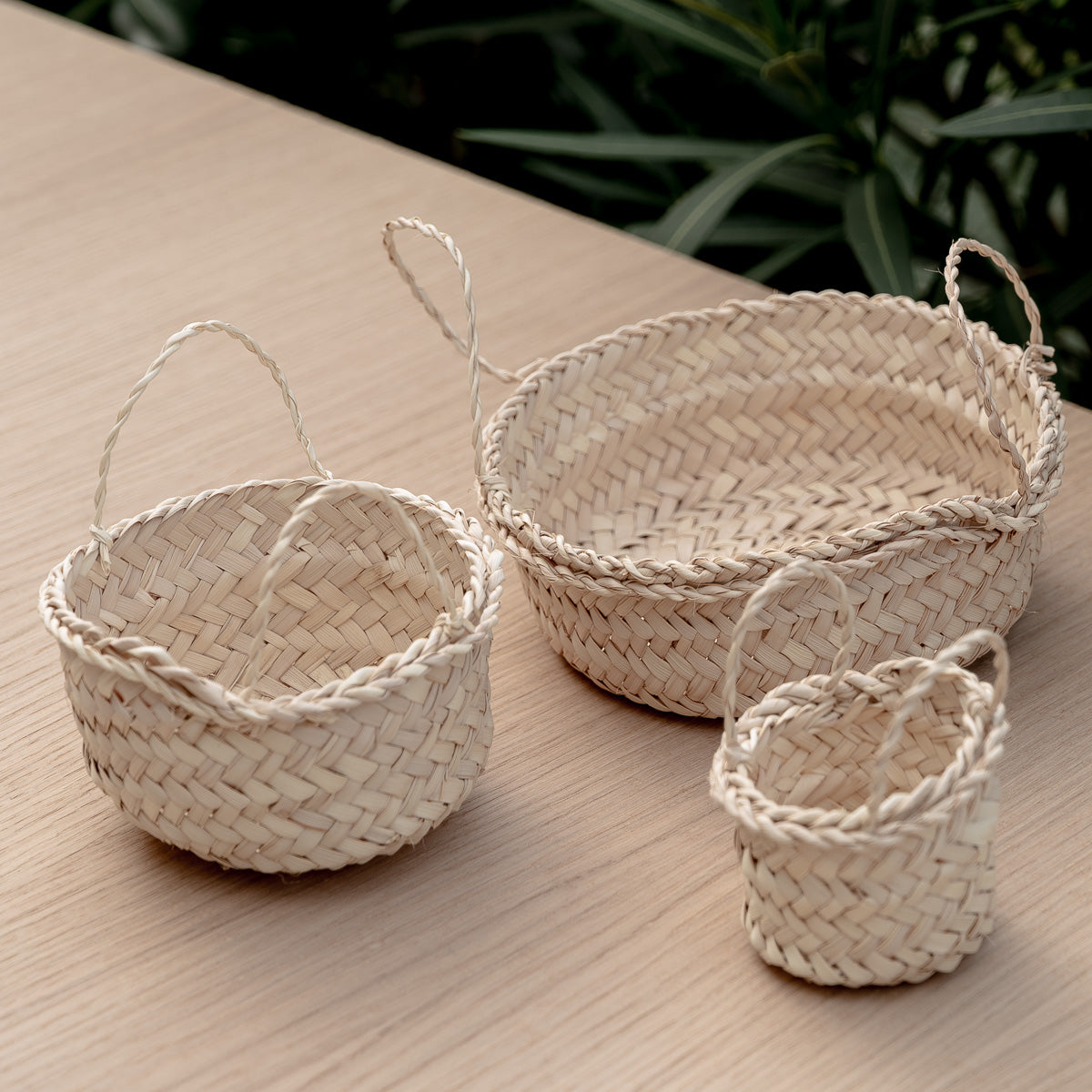 Vue du dessus d’une petite corbeille artisanale en feuilles de palmier tressées
