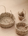 Vue du dessus d’une petite corbeille artisanale en corde de palmier tressée à la main