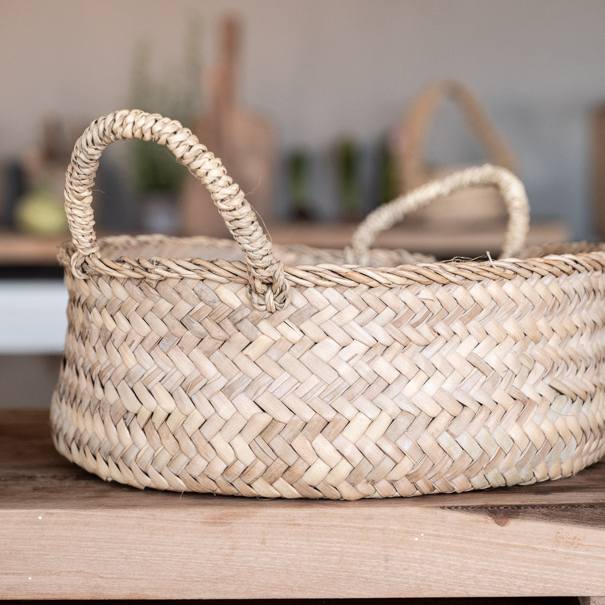 Corbeille de rangement tressée sur un ilot en cuisine COSYDAR