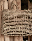 Détail du tressage aéré en corde de palmier de la corbeille ZEN