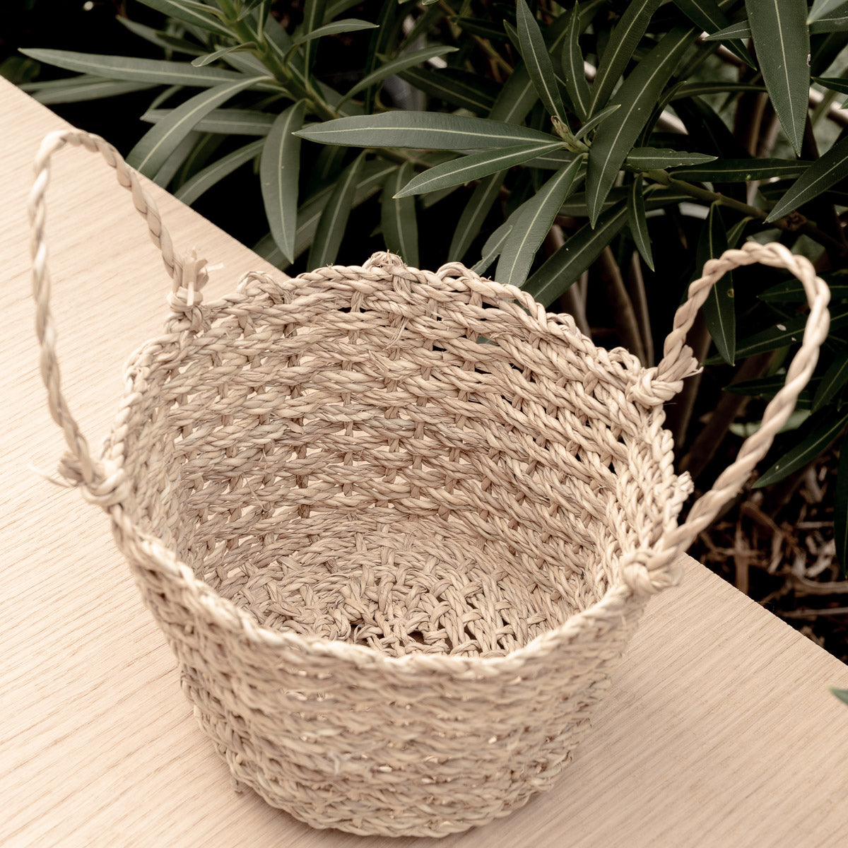 Panier tressé en corde de palmier, vue d'en haut le détail du tressage - Gamme ZEN de COSYDAR