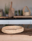 Petite corbeille tressée en raphia naturel - vue de profil