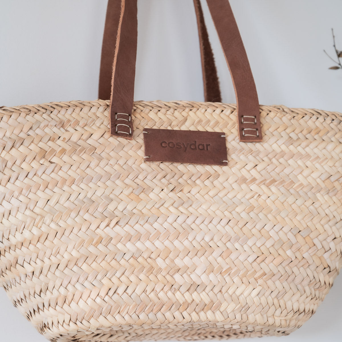 Cabas ARTISAN tressée posé - vue de face montrant la capacité