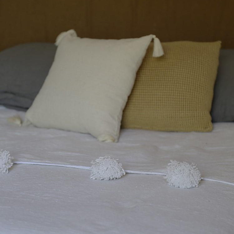 Couverture en coton en blanc avec pompons