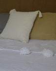 Couverture en coton en blanc avec pompons