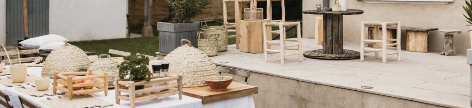 Décoration naturelle artisanale Cosydar avec luminaires en fibres naturelles, mobilier en bois, paniers tressés et ambiance méditerranéenne en extérieur