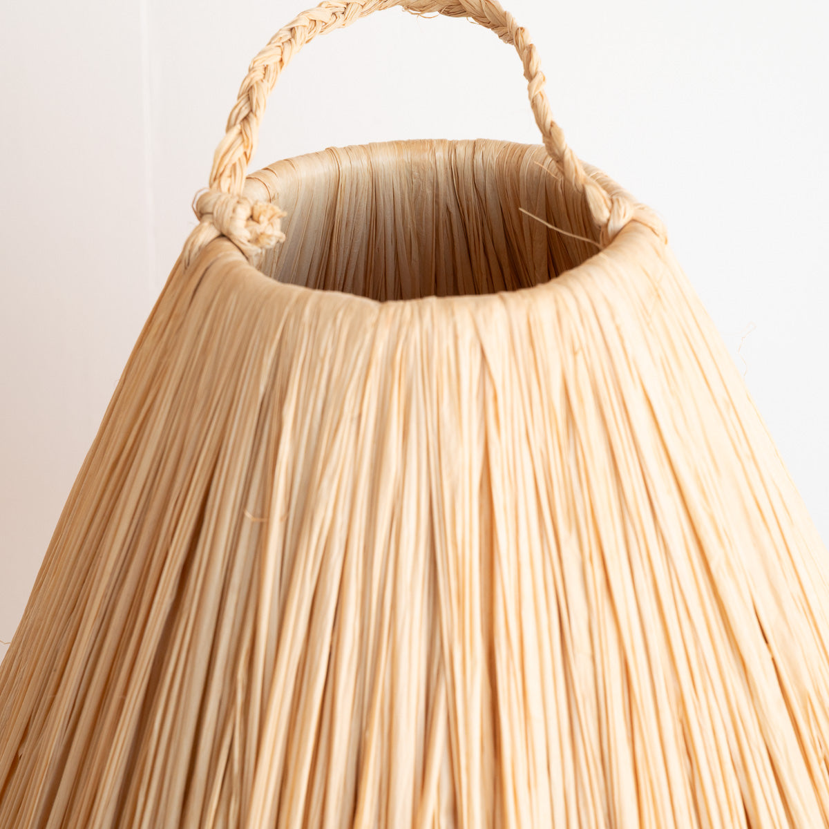 Détail intérieur abat-jour conique raphia naturel filé – lampe TANA grès – Cosydar