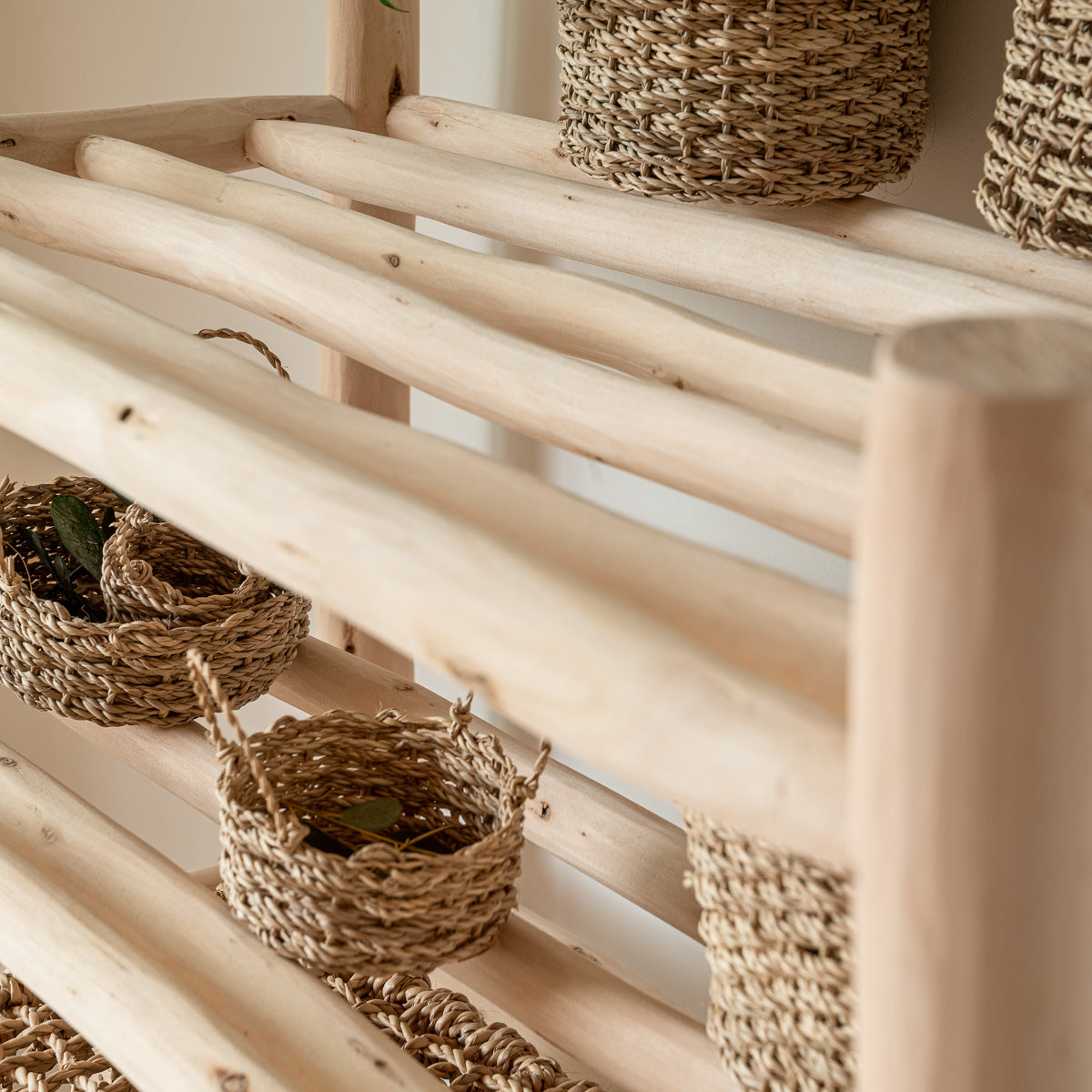 Détail construction étagère artisanale bois massif brut, rondins et tablettes assemblés à la main — Cosydar-Déco