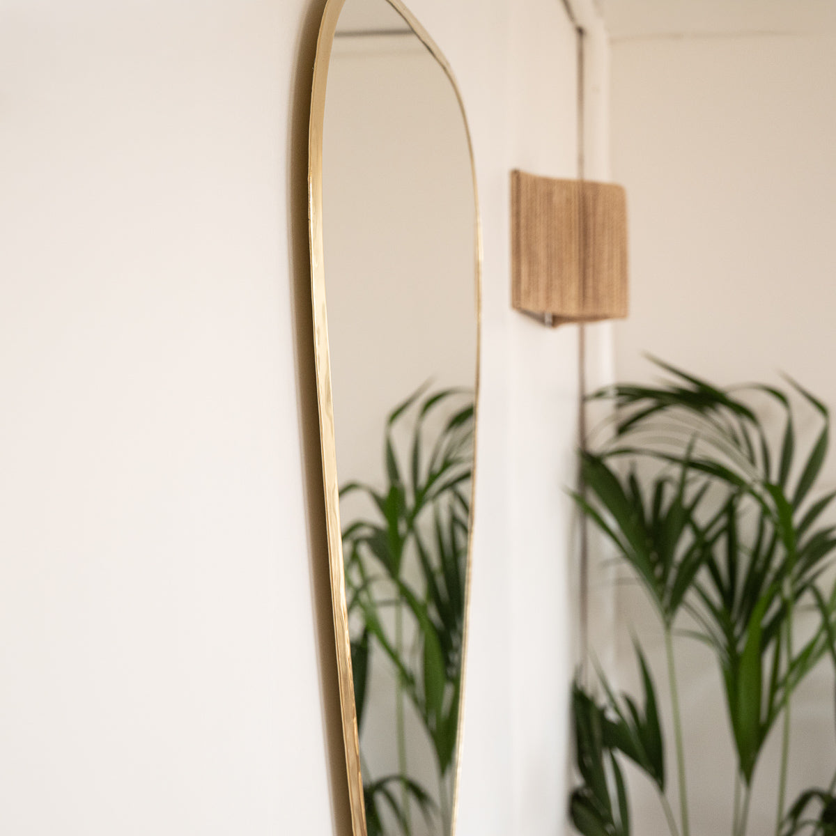 Détail du cadre en laiton du miroir doré COSY