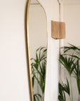 Détail du cadre en laiton du miroir doré COSY
