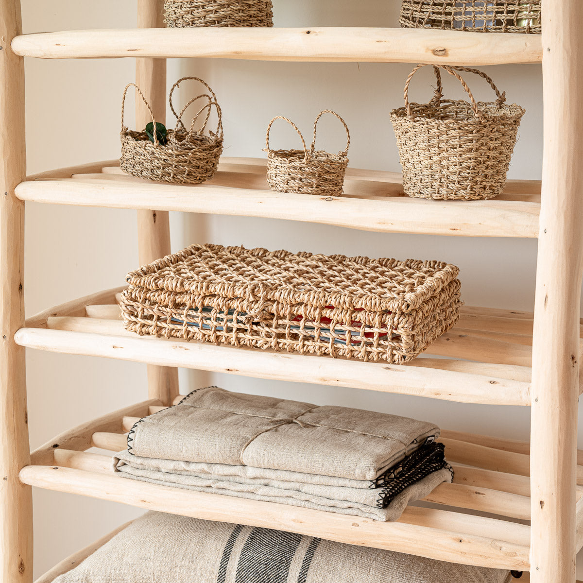 Zoom tablettes bois brut avec paniers et linge de lin plié — Cosydar-Déco