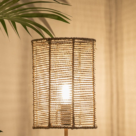 Lampe de chevet SHEDO allumée – jeux de lumière corde fine ajourée – ambiance cosy – Cosydar