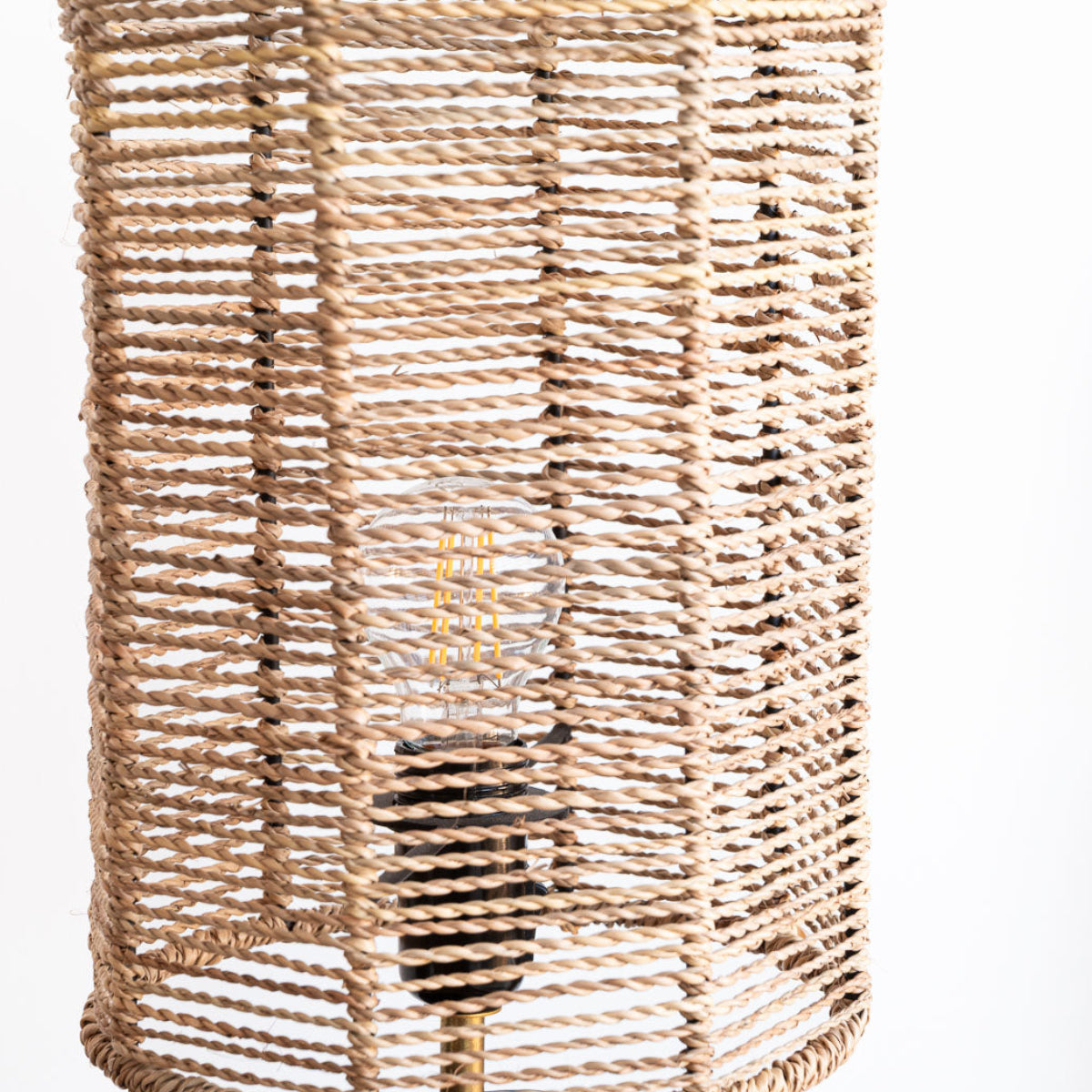 
Détail corde fine ajourée tressée main – abat-jour lampe SHEDO noyer – Cosydar