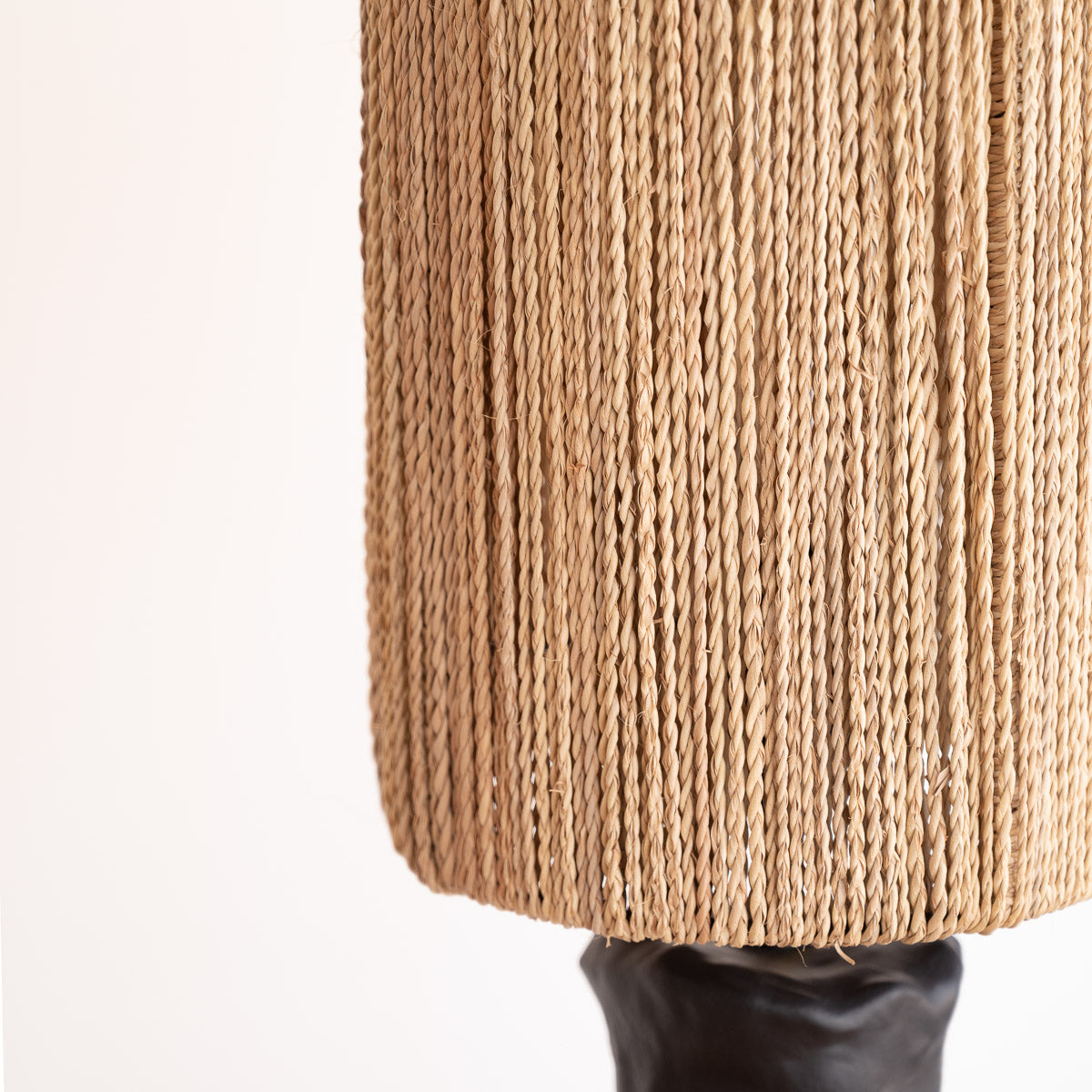 Détail tressage corde de palmier main – abat-jour lampe de table KANO SCULPT – Cosydar