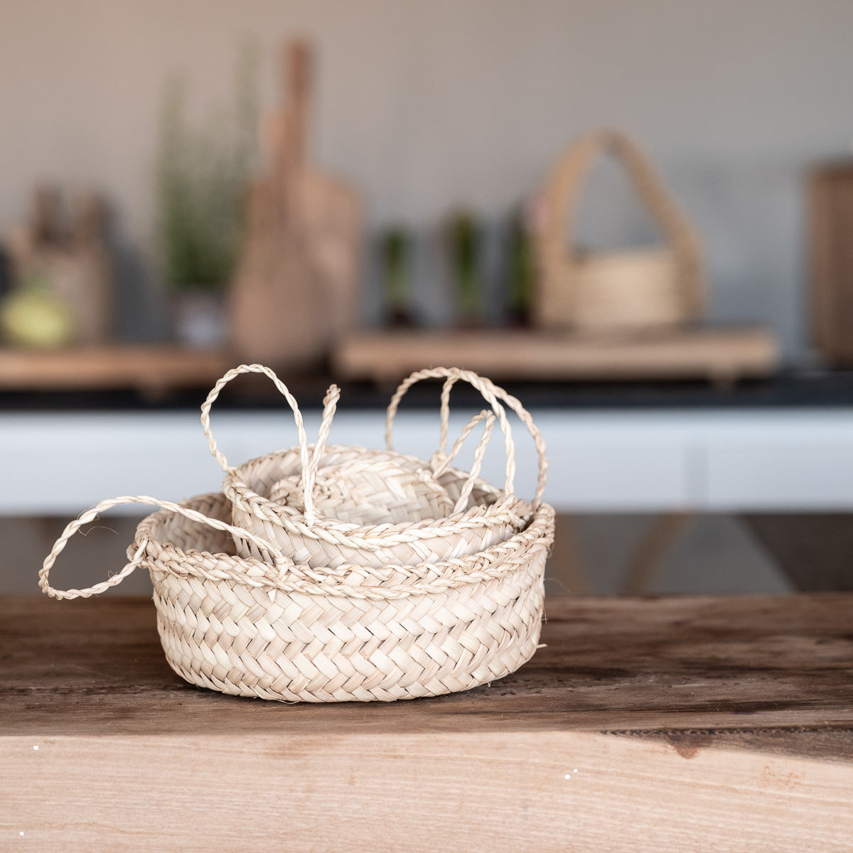 Détail du tressage artisanal d’une corbeille en feuilles de palmier naturel