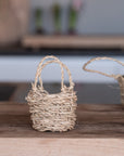 Détail du tressage épais en corde de palmier sur corbeille artisanale