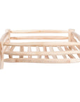 Egouttoir artisanal en bois brut sur fond blanc