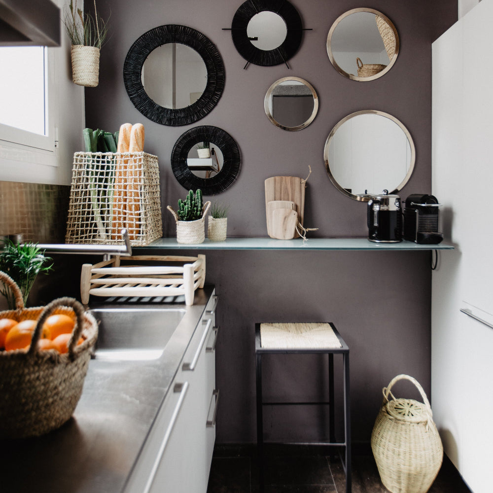 Egouttoir artisanal en bois naturel dans une cuisine COSYDAR