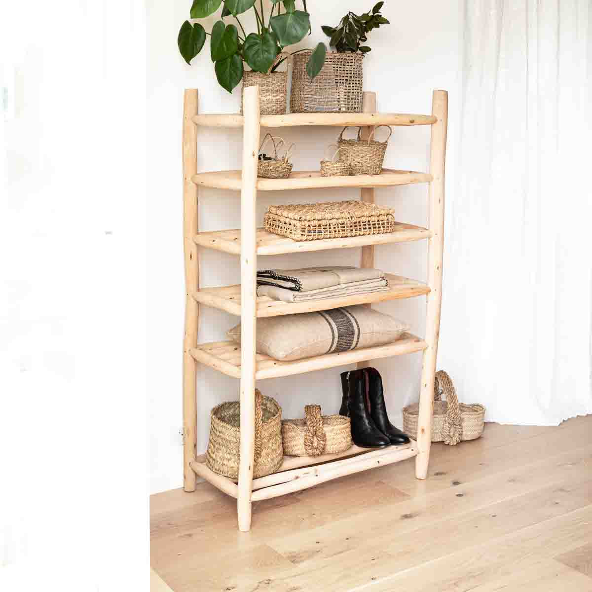 Étagère bois massif brut artisanale 6 niveaux avec paniers en fibre naturelle et textiles — Cosydar-Déco