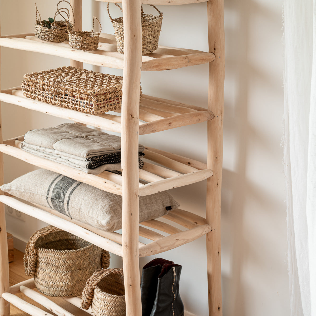 Étagère échelle meuble rangement bois brut naturel avec paniers et linge de lin, style méditerranéen — Cosydar-Déco