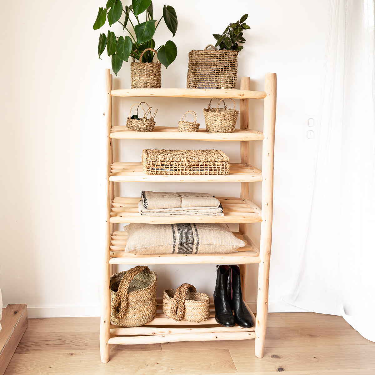 Étagère en bois brut artisanale 6 niveaux avec paniers et textiles — Cosydar-Déco